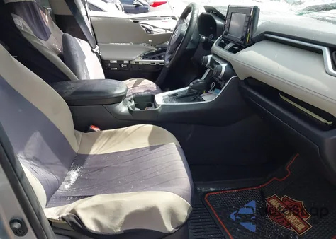 2021 Toyota Rav4 Xle z USA, uszkodzony, nr VIN 2T3P1RFV3MC167877